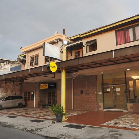 Spot On 2358 Aster Homestay Melati Extérieur photo