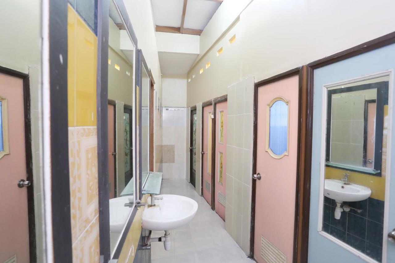 Spot On 2358 Aster Homestay Melati Extérieur photo